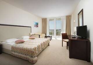 Курортные отели Melia Sunny Beach - All Inclusive Солнечный Берег Двухместный номер с 2 кроватями – частичный вид на море (для 2 взрослых + 1 ребенок)-1